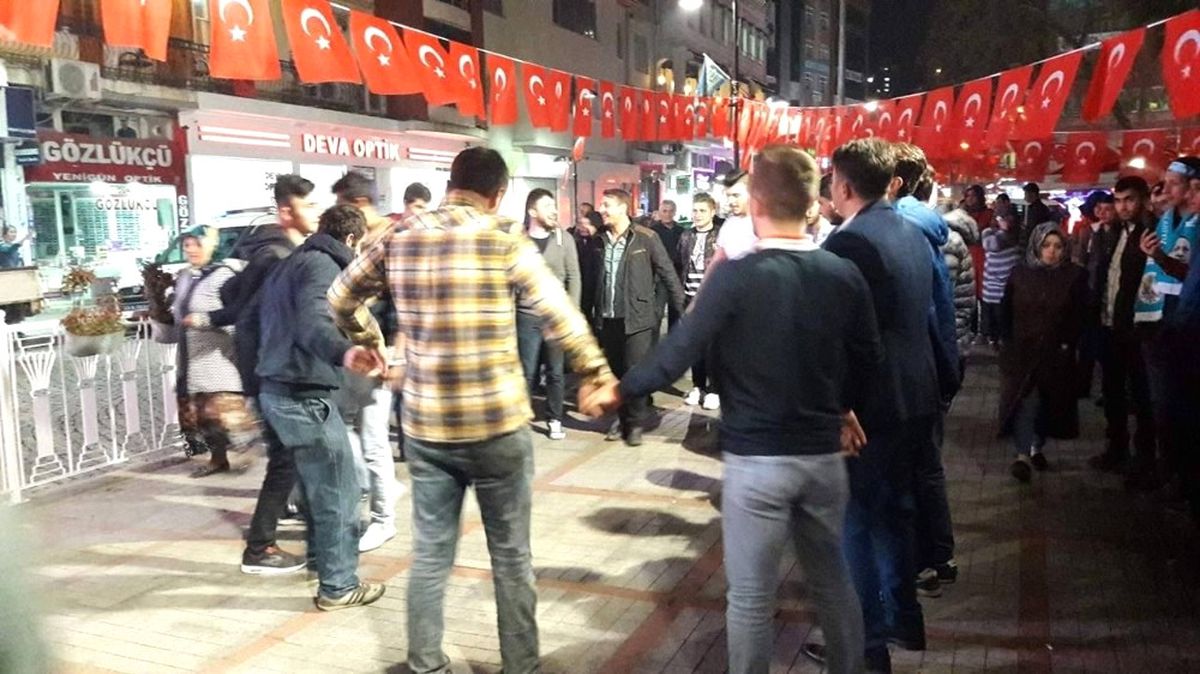 Rize\'de Referandum Sonuçlarına Horonlu Kutlama
