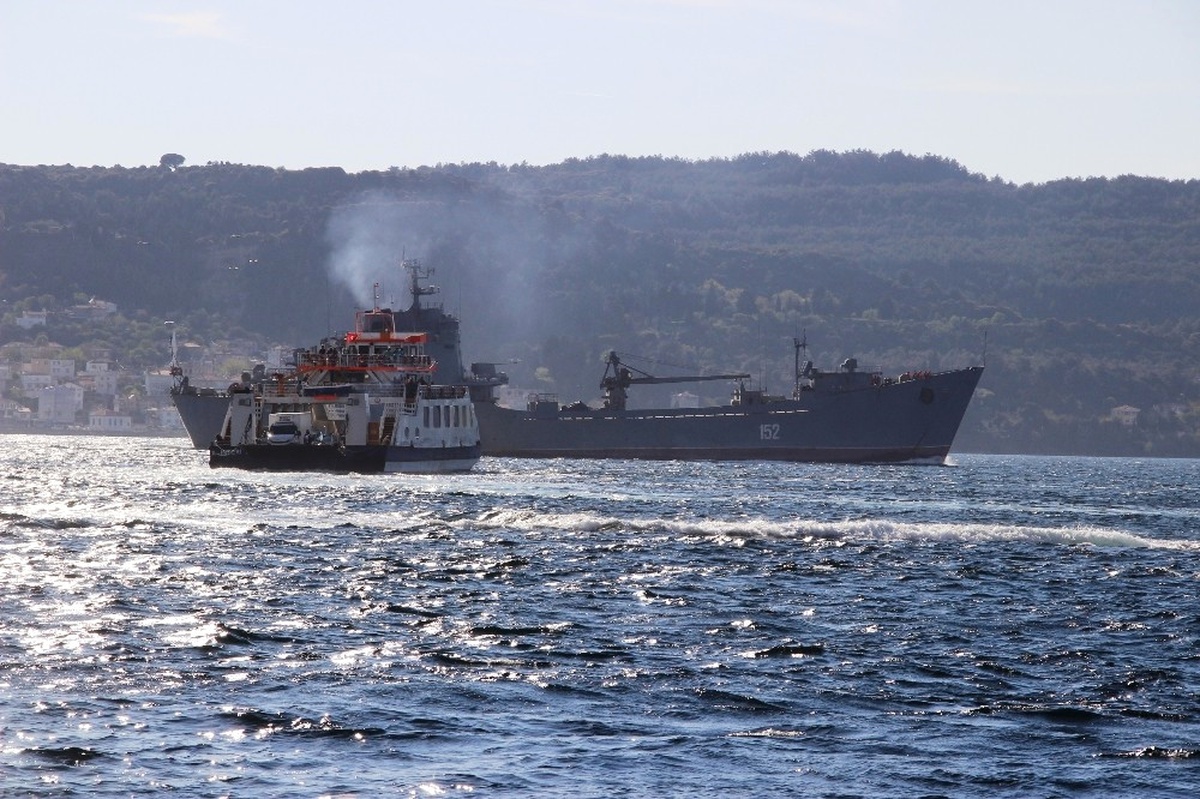 Rus Savaş Gemisi Çanakkale Boğazı\'ndan Geçti