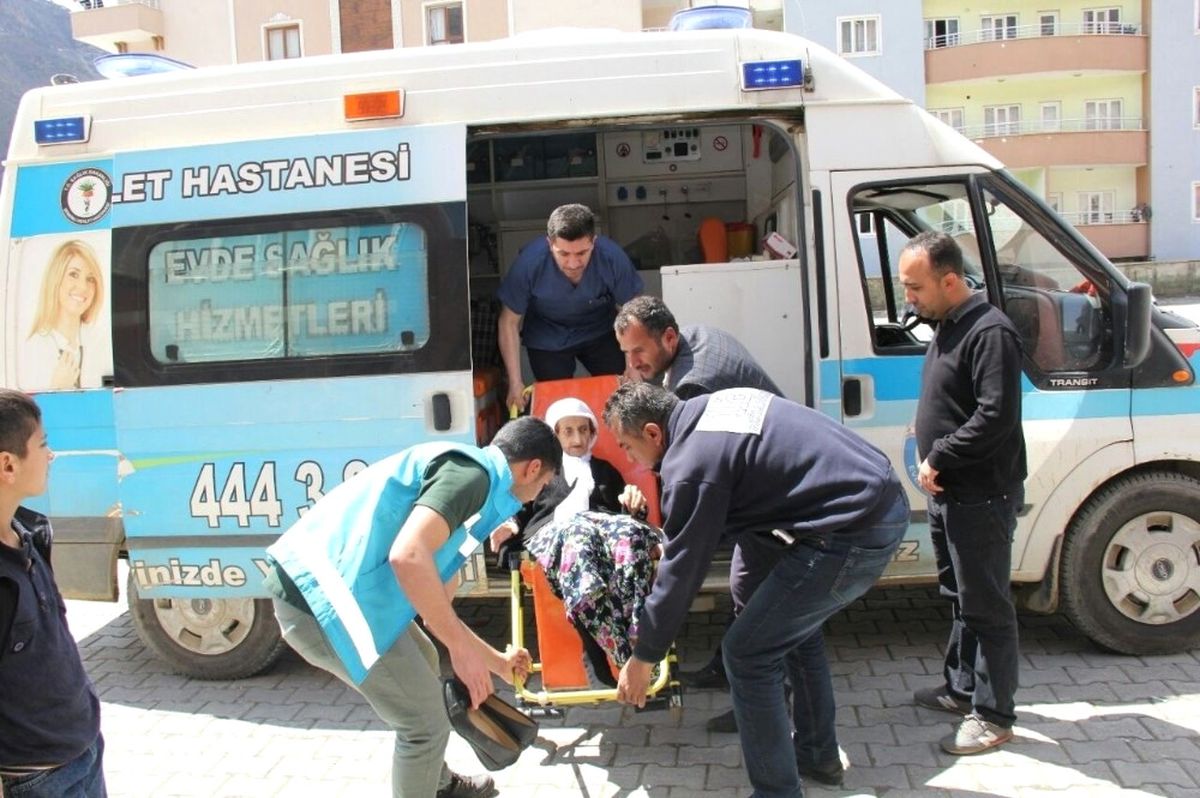 Sağlık Ekipleri Hastaları Sandık Başına Taşıyor