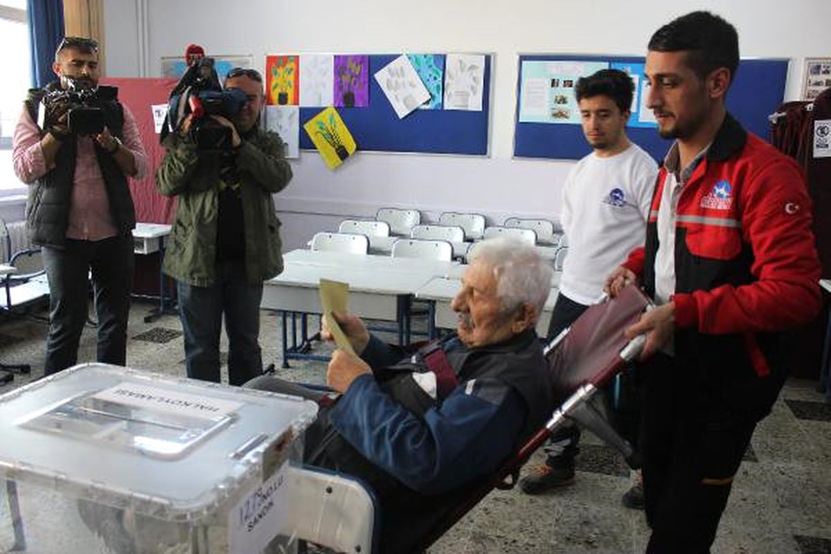 Sandık Başına Sedyeyle Getirilen 94 Yaşındaki Remzi Şirin, Oy Kullandı