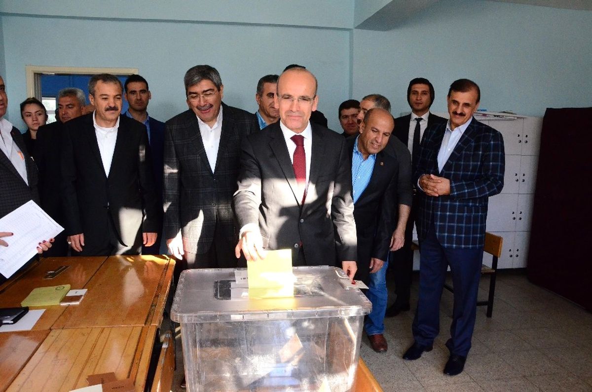 Sandıktaki İlk Oy Başbakan Yardımcısı Şimşek\'ten