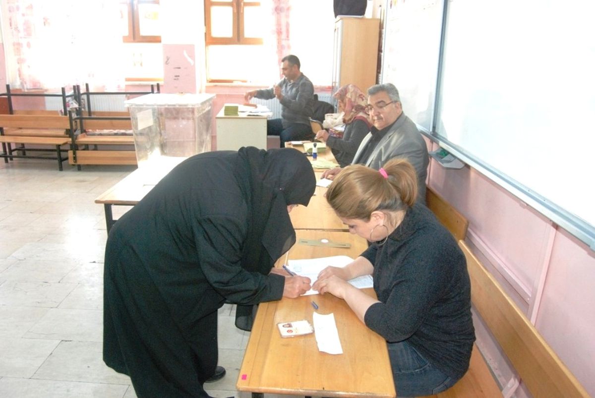Şanlıurfa\'da Oy Kullanma İşlemleri Sürüyor