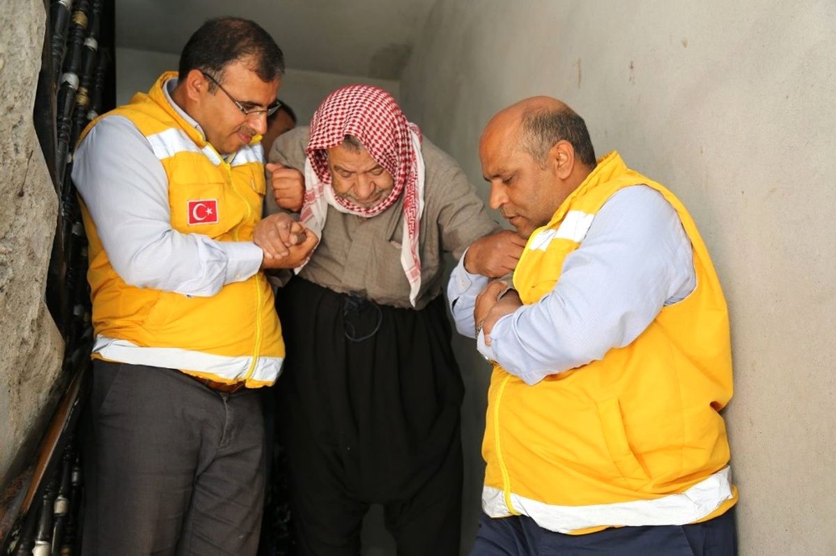 Şanlıurfa\'da Yaşlı ve Engelliler Sandığa Sedyede Götürüldü