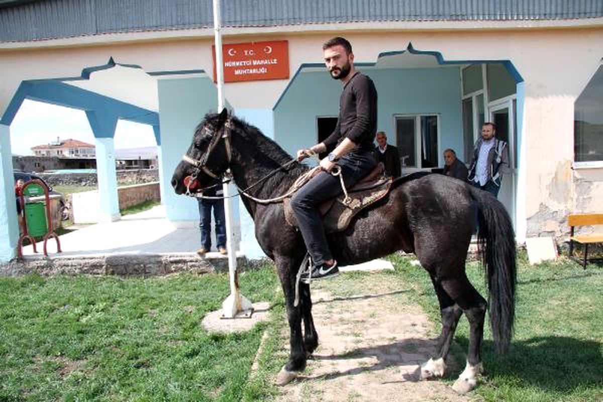Seçmenler Oy Kullanmaya At ile Gittiler