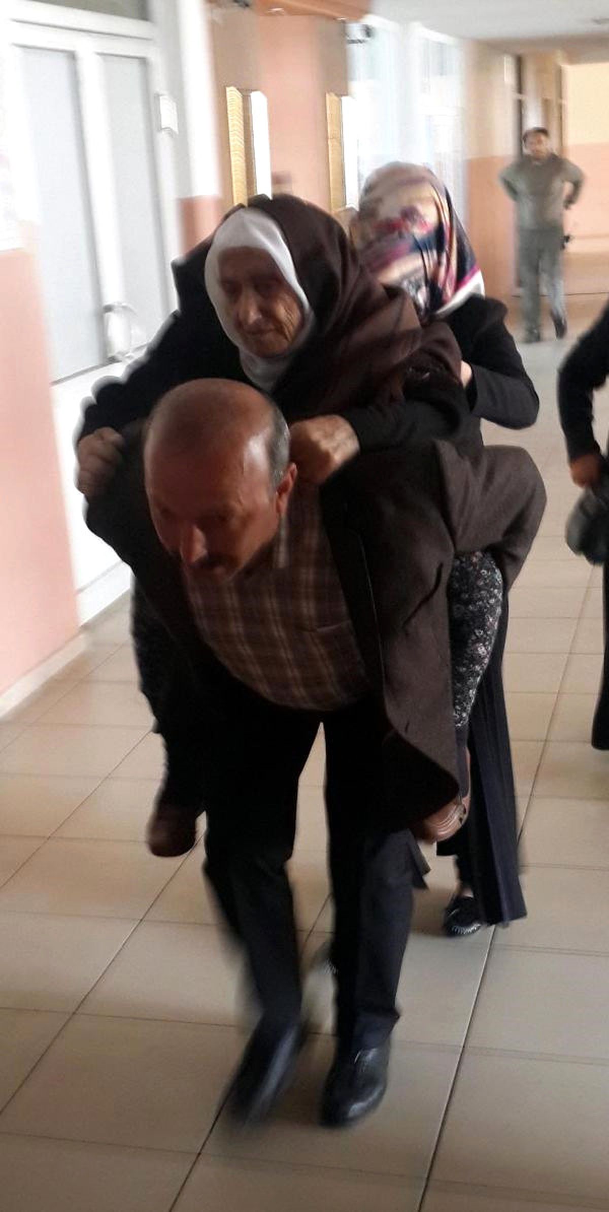 Seher Nine, Sırtta Sandığa Gitti