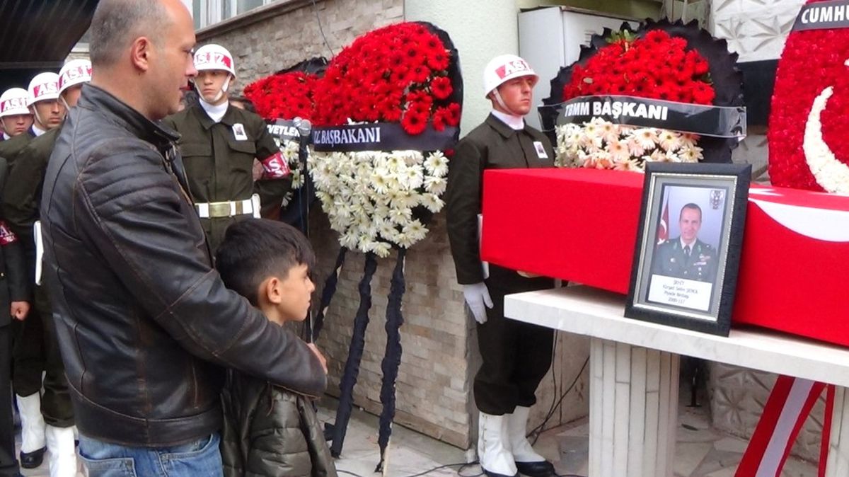 Şehit Binbaşı Şenol Uşak\'ta Son Yolculuğuna Uğurlandı