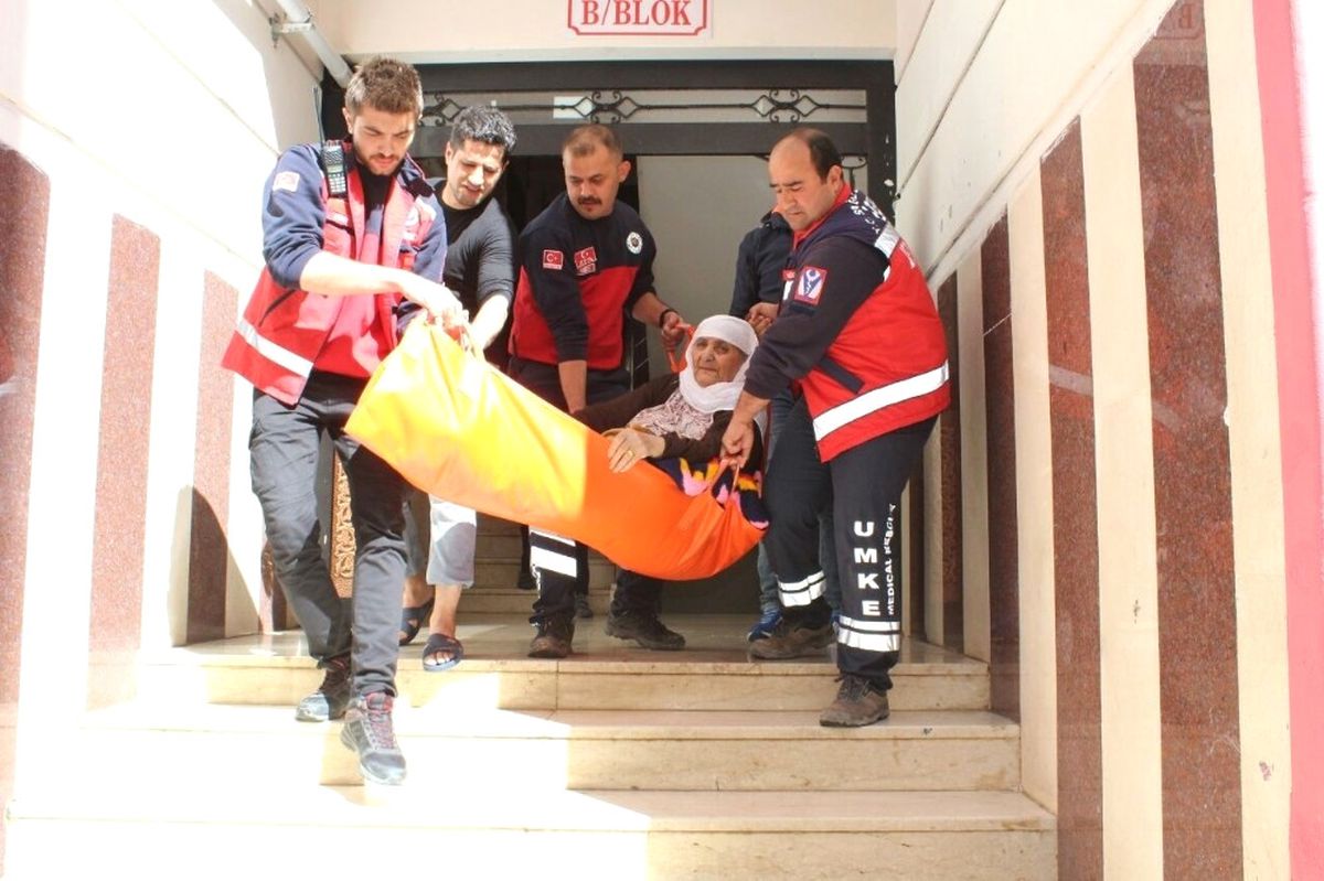 Siirt\'te 80 Yaşındaki Kadın Sedye ile Sandığa Gitti