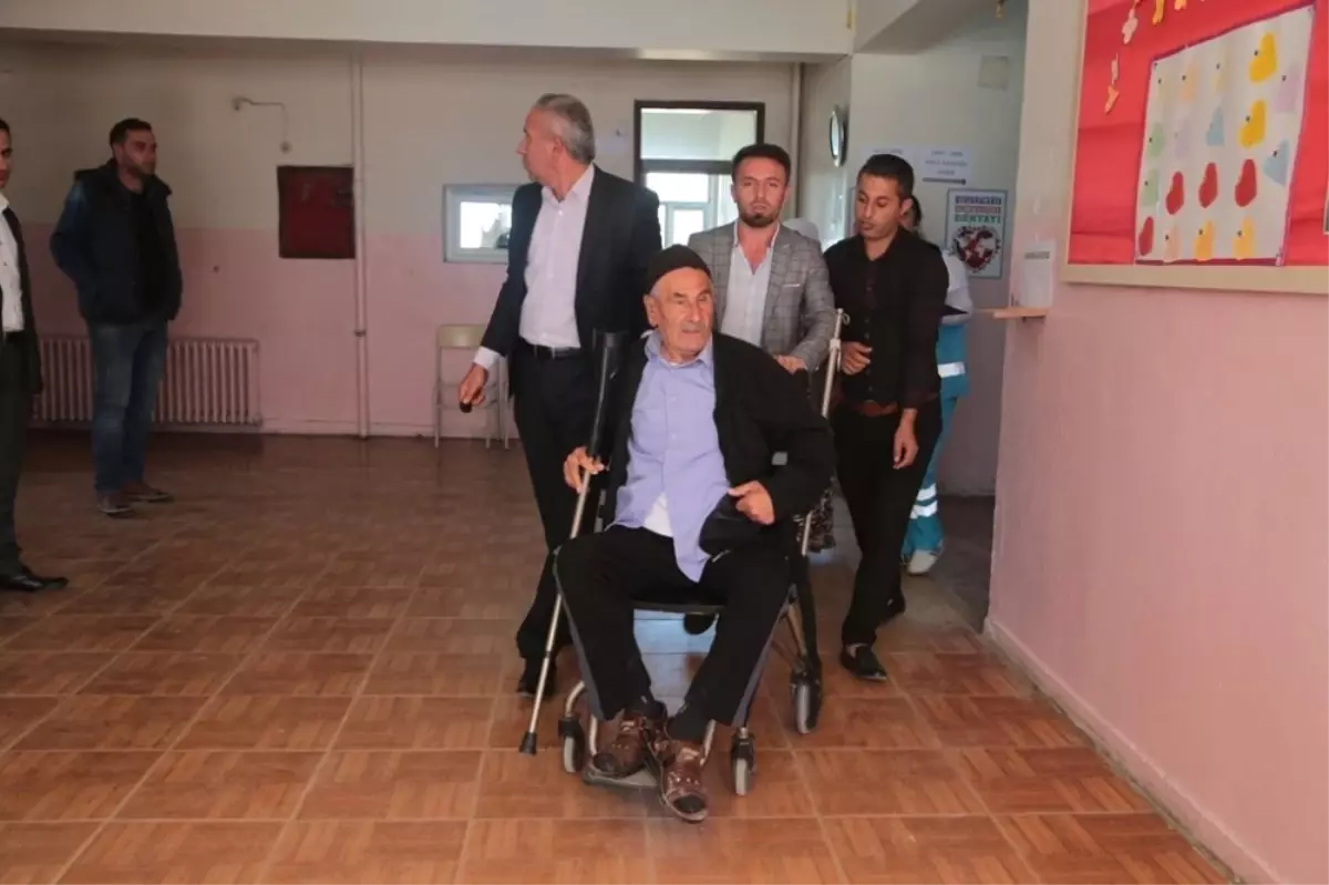 Silopi\'de Felçli Hastalar Sağlıkçıların Yardımı ile Oy Kullandı