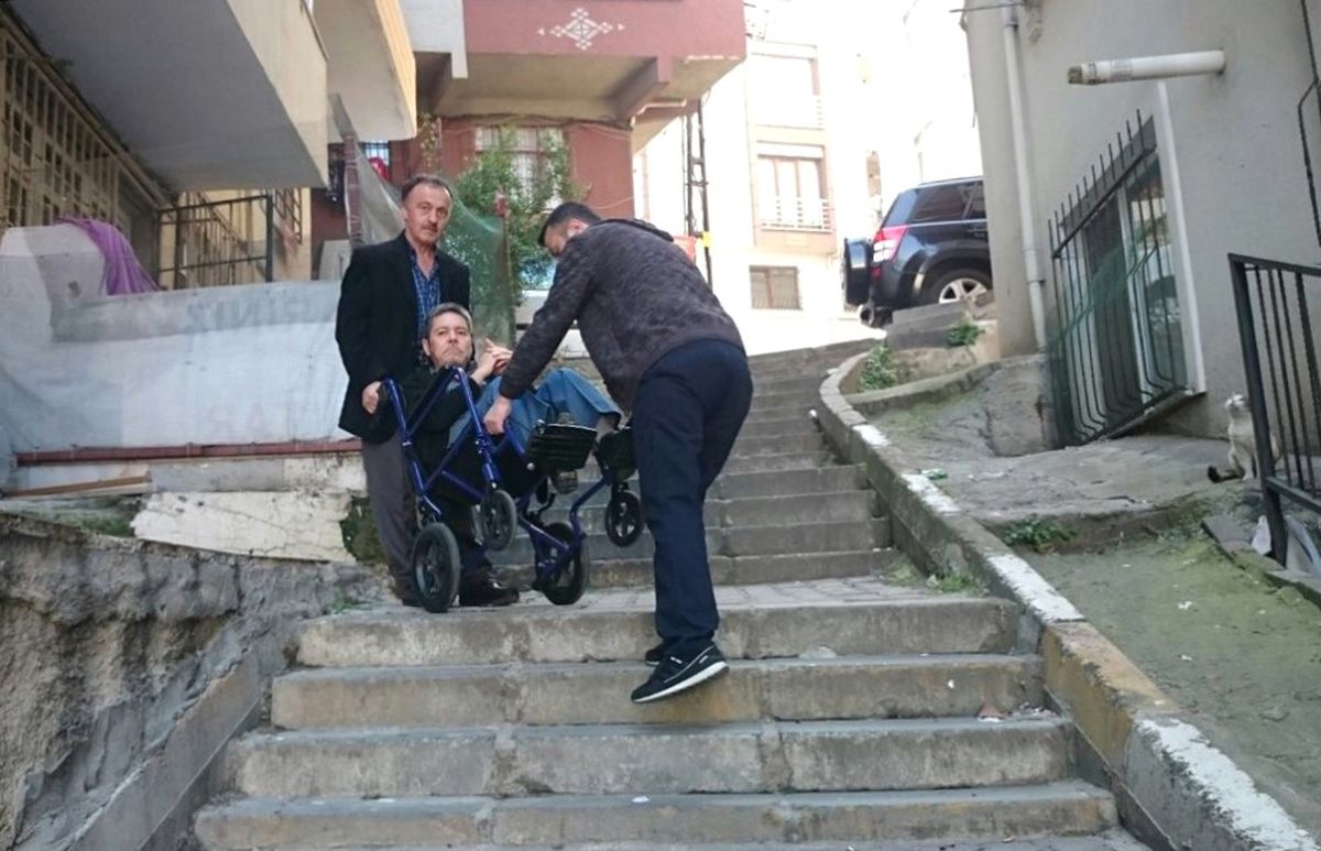 Şişli\'de Engelliler Oy Kullanmaya Götürüldü