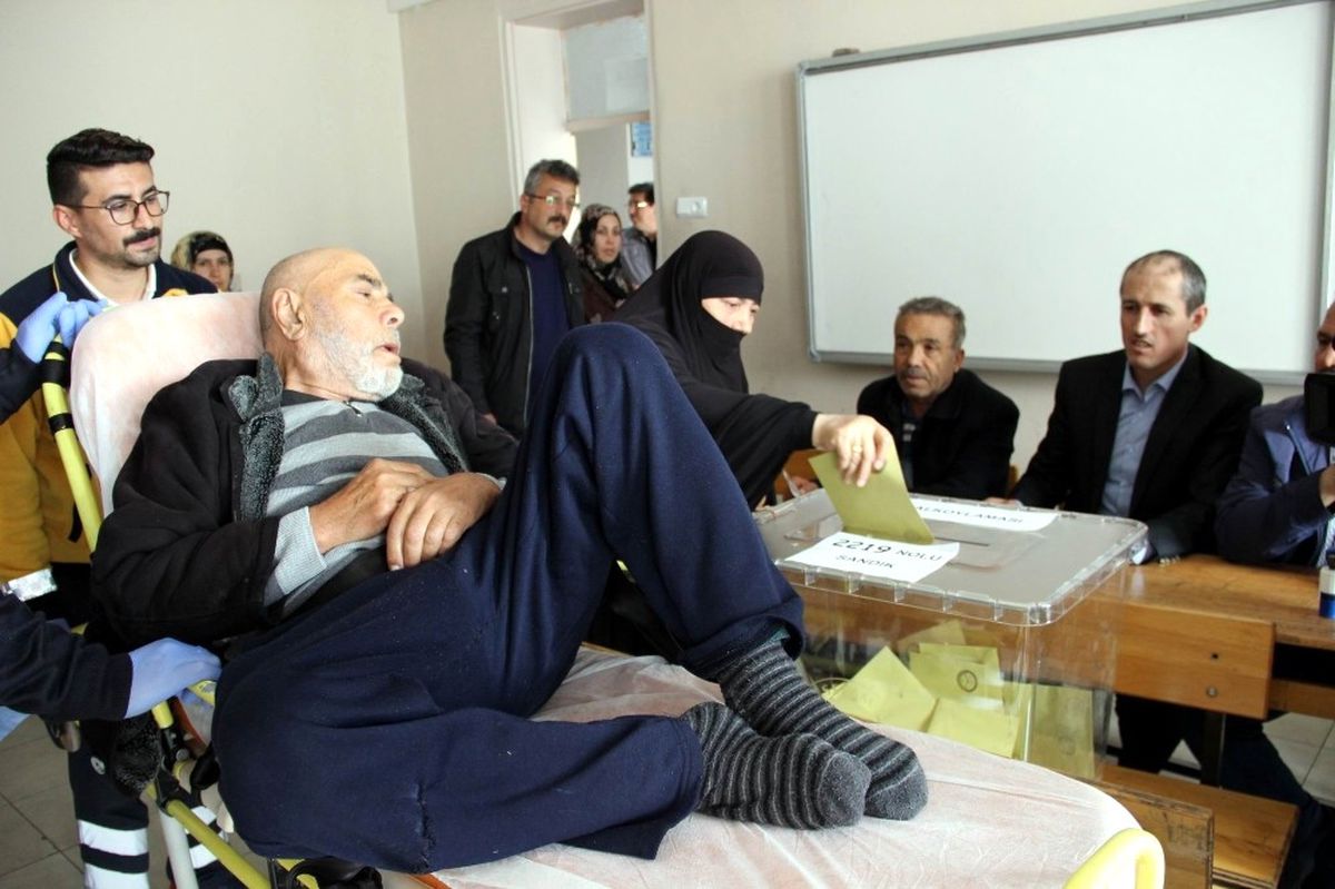 Sivas\'ta Yatalak Hastalar Sandık Başına Gitti