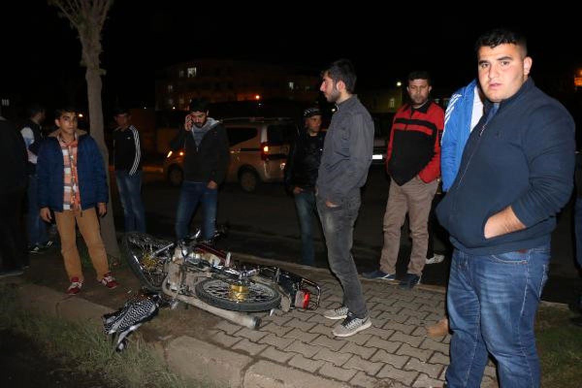 Siverek\'te Motosiklet Otomobile Çarptı: 2 Yaralı