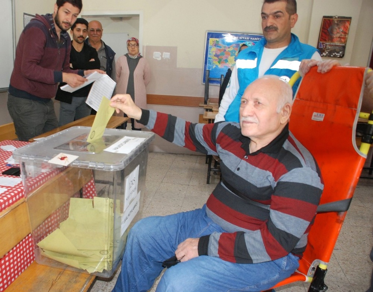Tokat\'ta Yatalak Hasta Sedyede Oy Kullandı