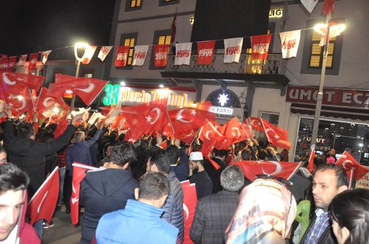 Trabzon\'da Havai Fişekli Referandum Kutlaması