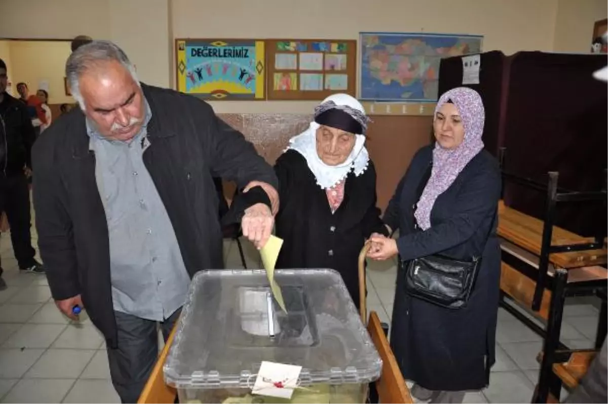 Türkiye Sandık Başında - Islahiye Ilçesinde 116 Yaşındaki Ayşe Uskar, Oyunu Kullandı