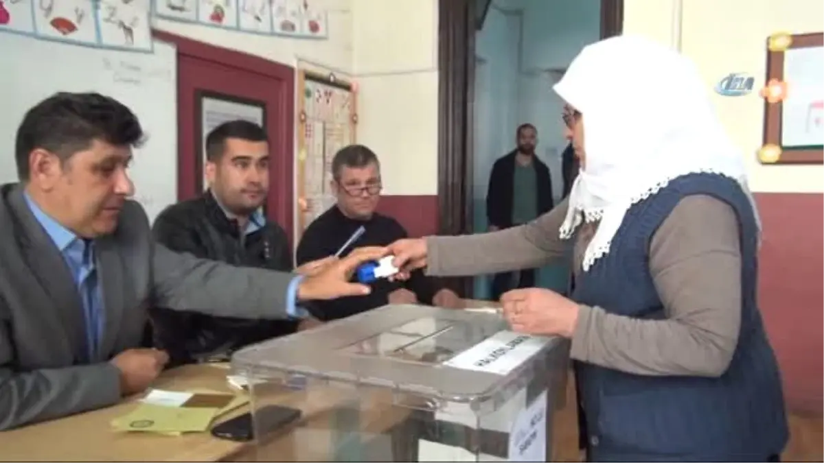 Türkiye Sandık Başında... Yaşlı ve Hasta Vatandaşlar Ambulanslar ile Taşındı