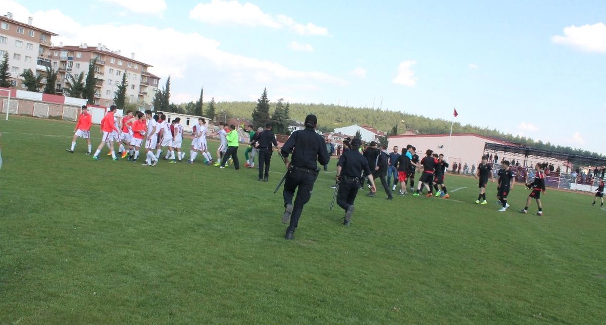 U17 Türkiye Şampiyonası 2. Kademe Final Maçı Sonrası Saha Karıştı