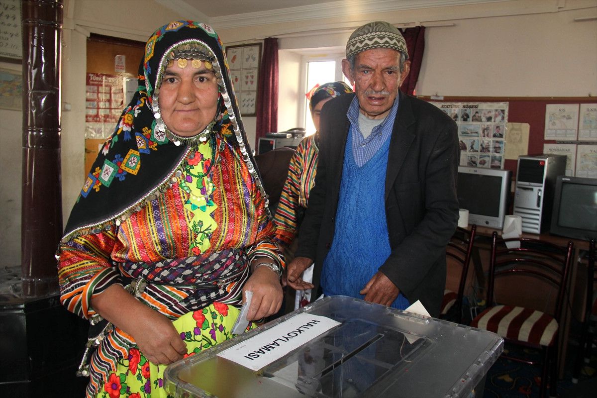 Sivaslı Kadınlar "Üç Peş" İsimli Yöresel Kıyafetlerle Oy Verdi