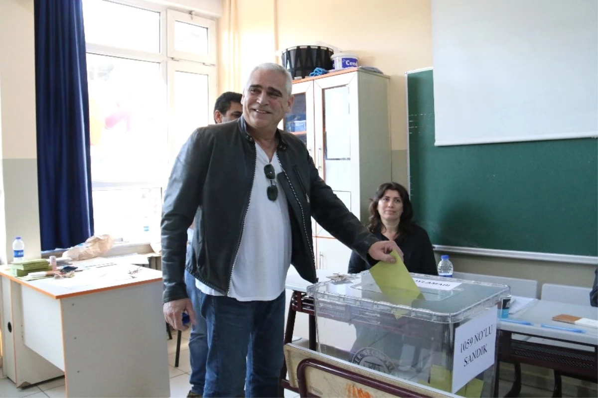 Ünlü İsimler Referandum İçin Sandık Başında