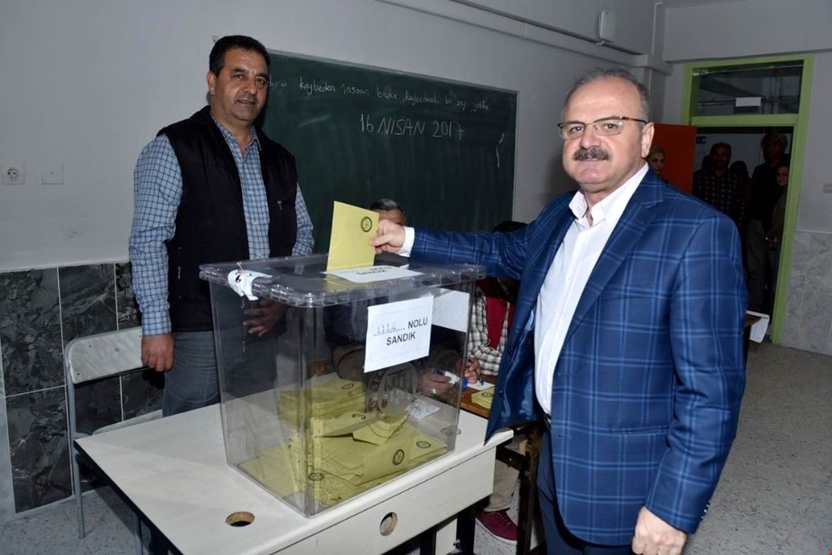 Vali Çakacak Eşi Kevser Çakacak ile Birlikte Oyunu Kullandı