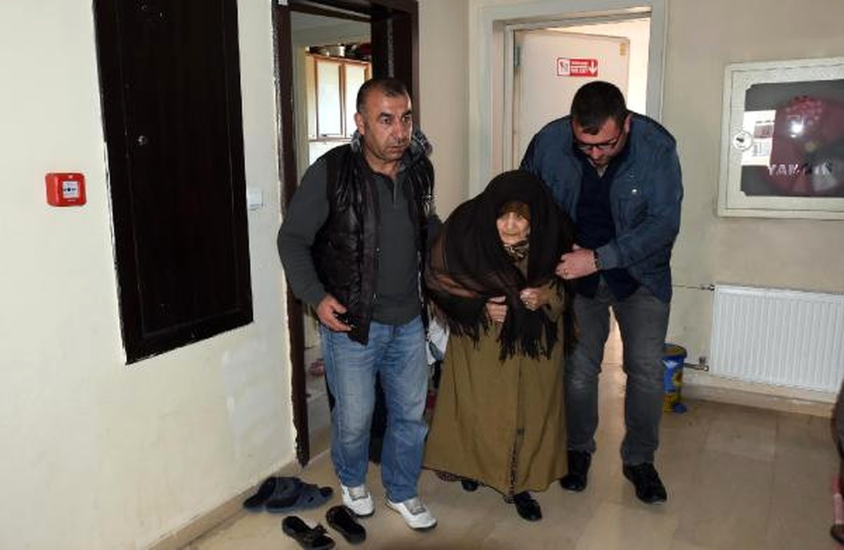 Van\'da 89 Yaşındaki Kadın, Görevlilerin Yardımıyla Sandık Başına Geldi