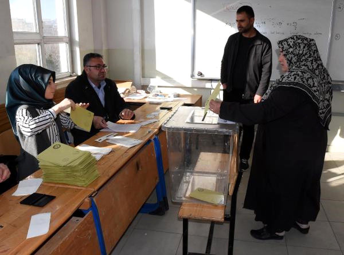 Van, Hakkari ve Bitlis\'te 3210 Sandıkta Oy Verme İşlemi Başladı
