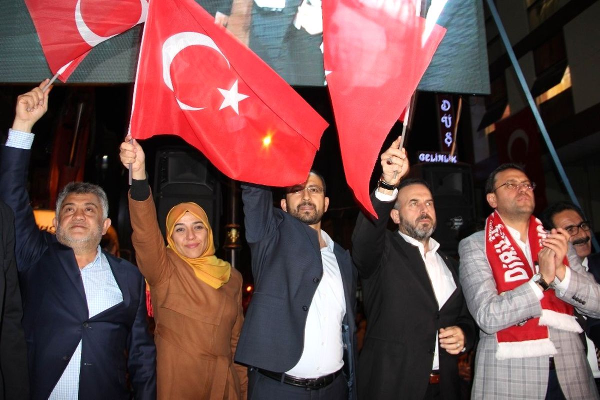 Vatandaşlar Nevşehir\'de Referandum Sevincini Kutladı