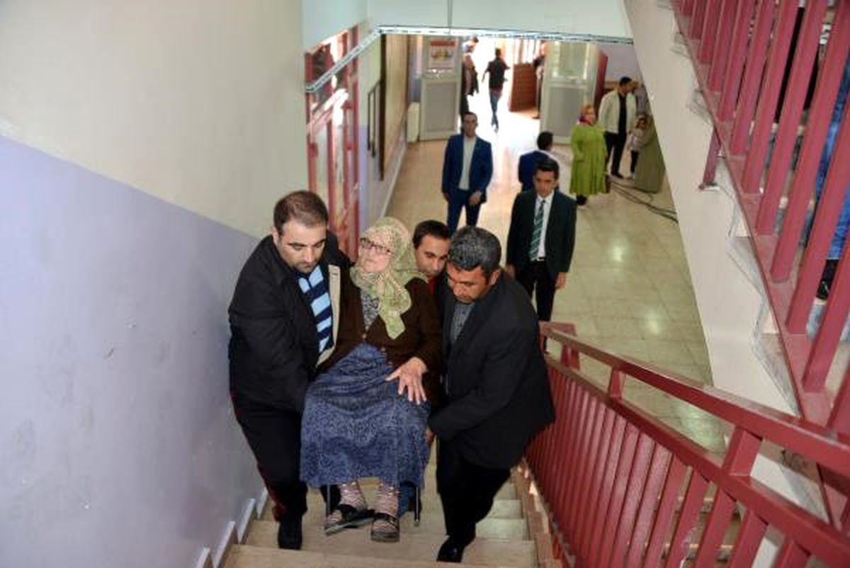 Yaşlı Kadın, Sandelyede Taşınarak Oy Kullandı