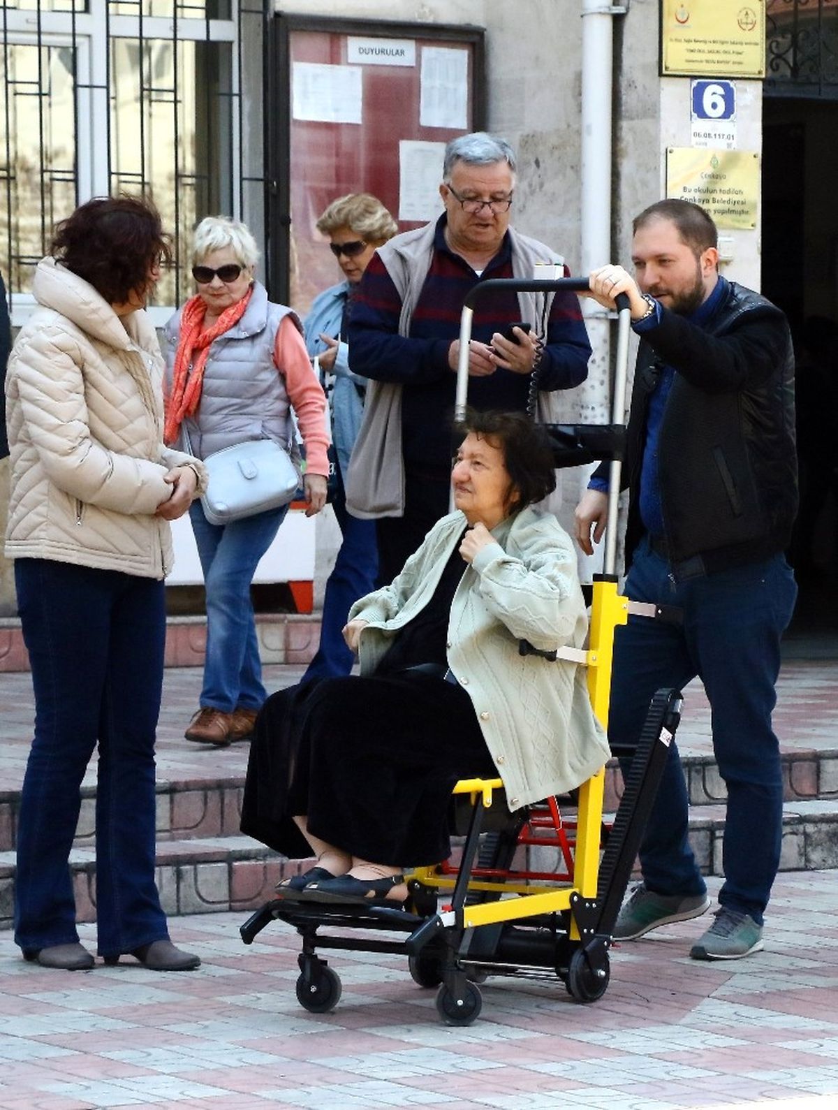 Yaşlı ve Hastalar da Sandık Başında