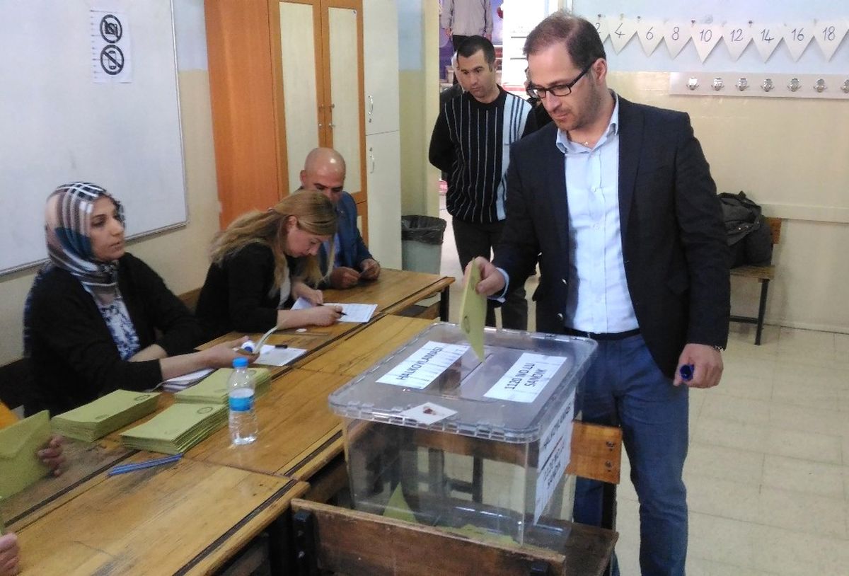 Yaşlılar Bastonlarıyla Sandığa Koştu