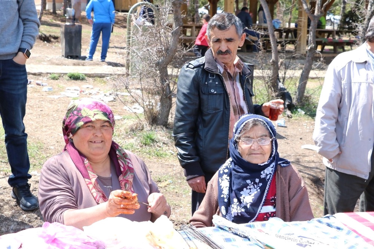 Yozgat\'ta Oyunu Kullanan Vatandaşlar Piknik Alanlarına Akın Etti