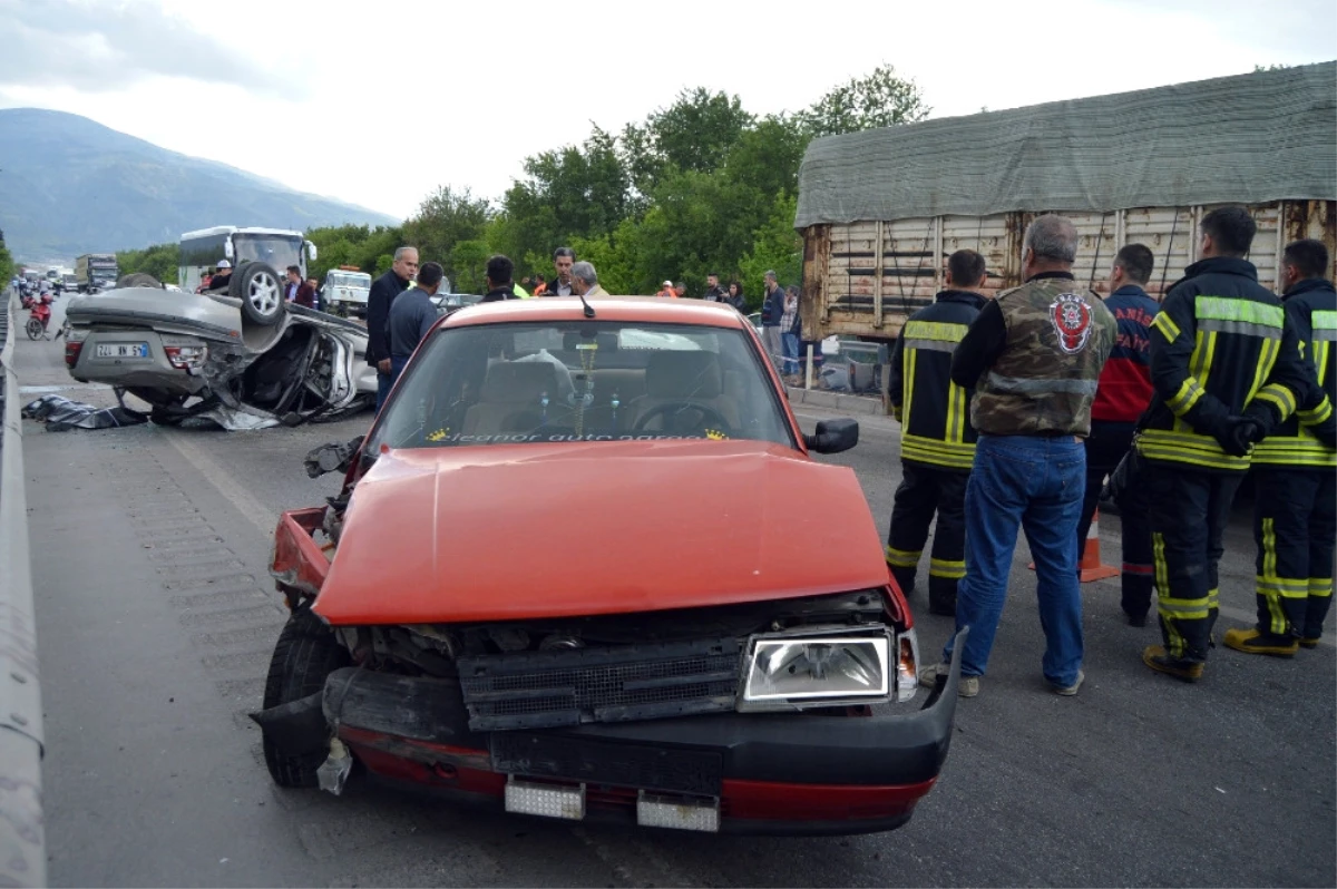 4 Aracın Karıştığı Kazada Trafik Kilitlendi: 1 Ölü, 5 Yaralı