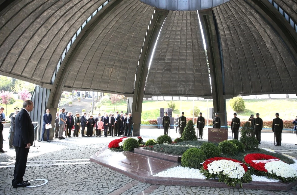 8. Cumhurbaşkanı Turgut Özal, Mezarı Başında Anılıyor
