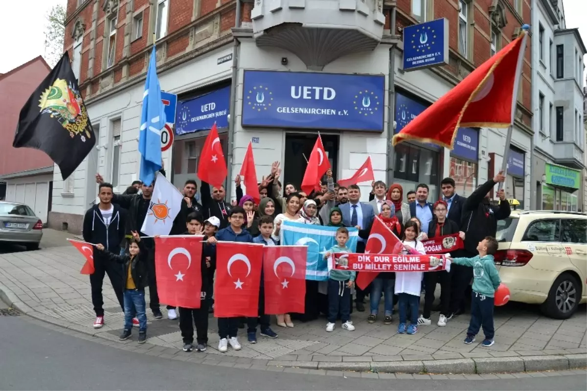 Almanya\'daki Türklerin "Evet" Sevinci Sokaklara Taştı