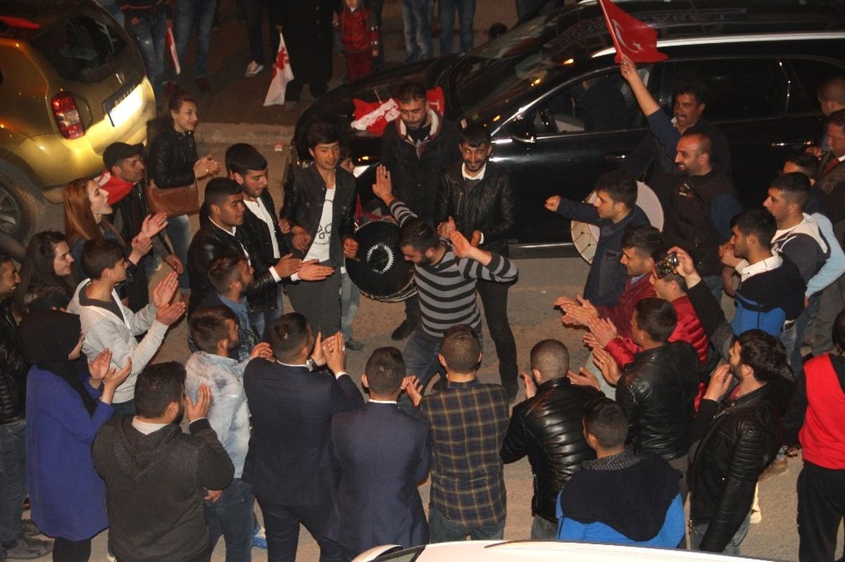 Ardahan\'da Davullu Zurnalı Referandum Kutlaması