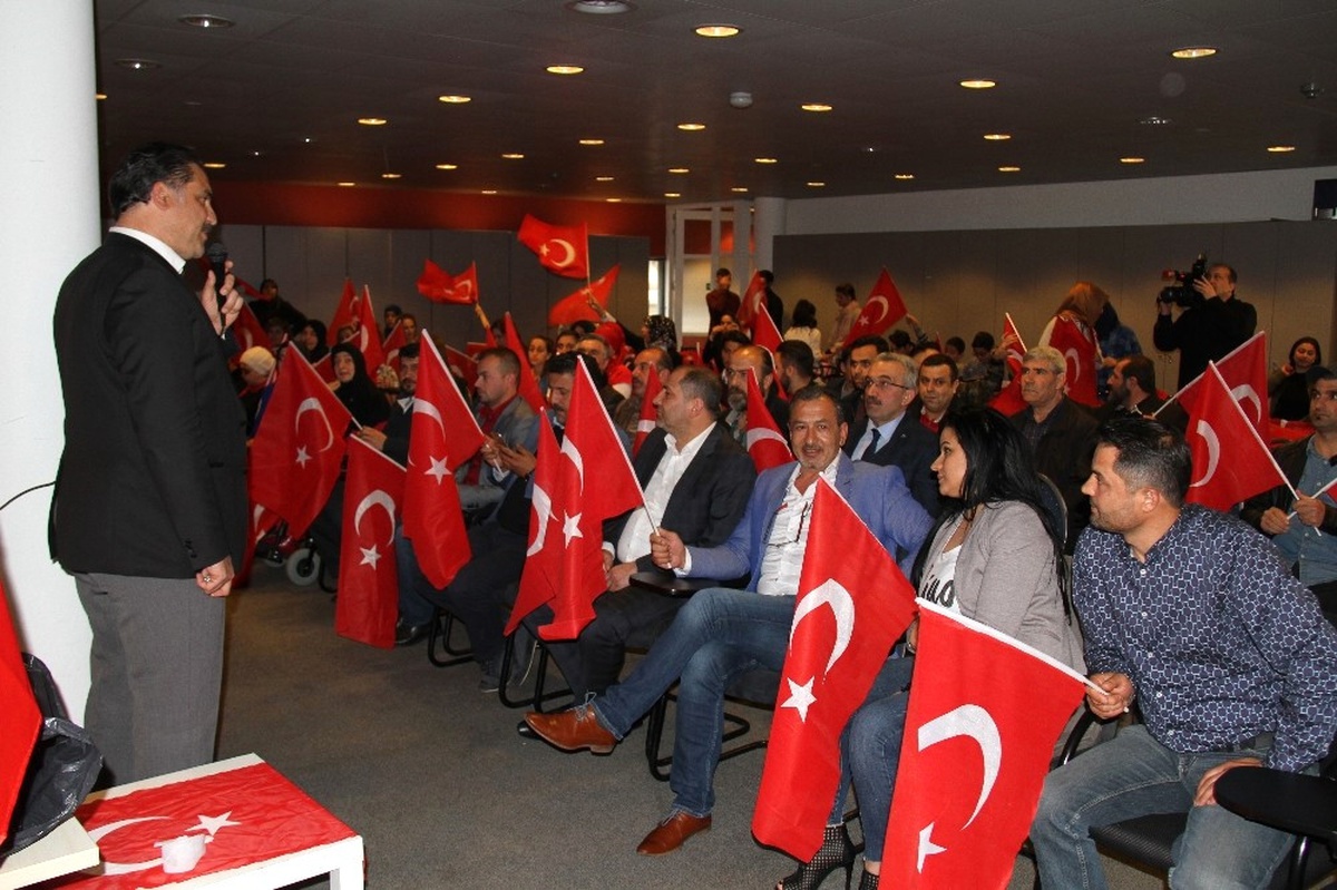 Belçika\'da Vatandaşlar Halk Oylaması Sonucunu Kutladı