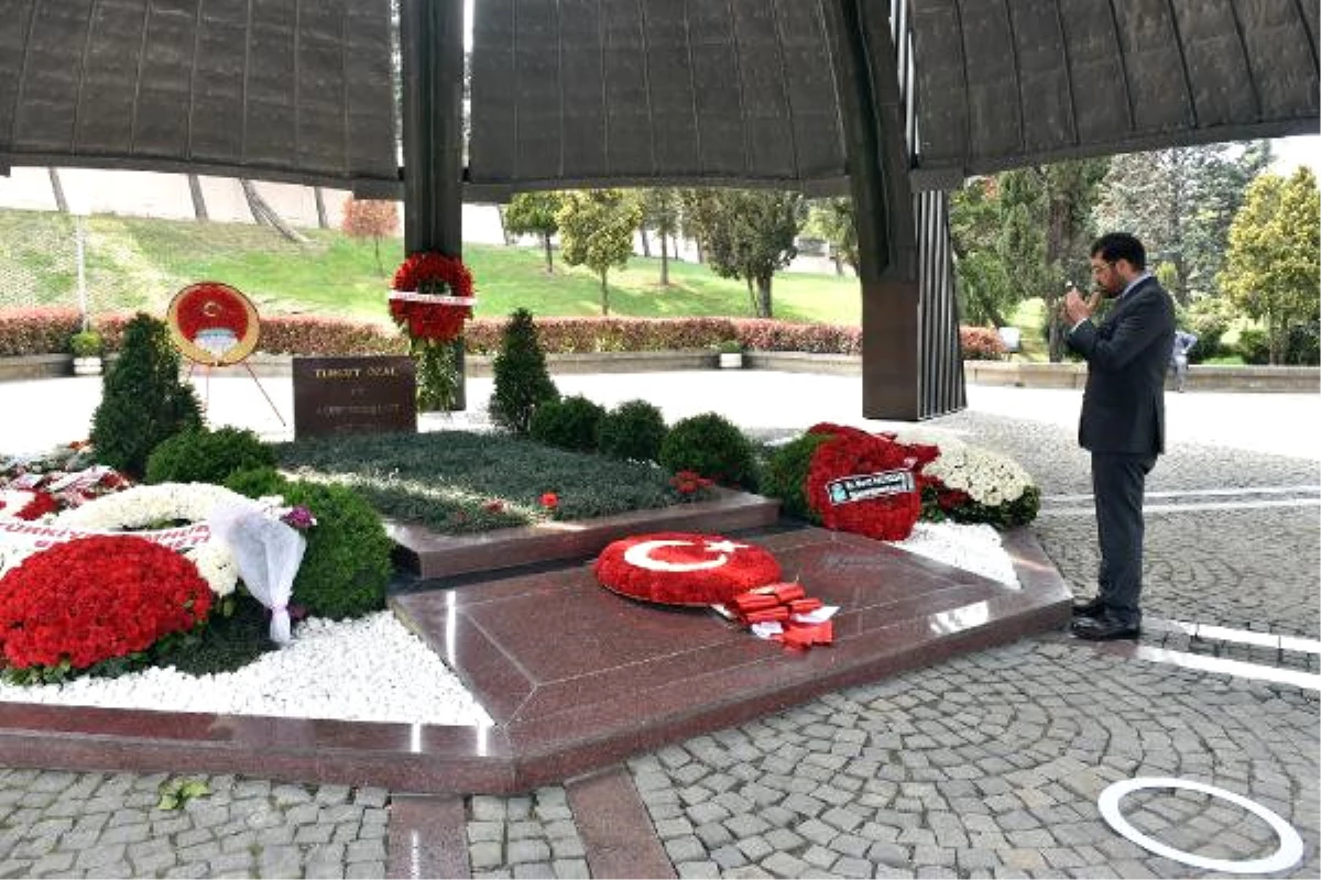 Beşiktaş Belediye Başkanı Hazinedar, Özal\'ı Kabri Başında Andı