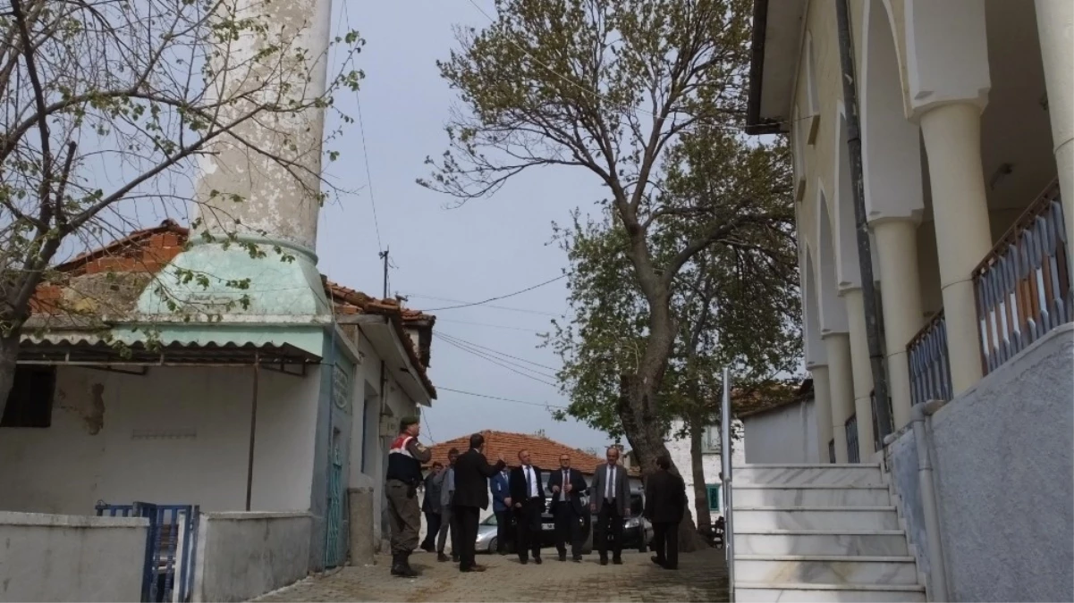 Burhaniye\'de Cami ile Minaresi Arasından Yol Geçiyor