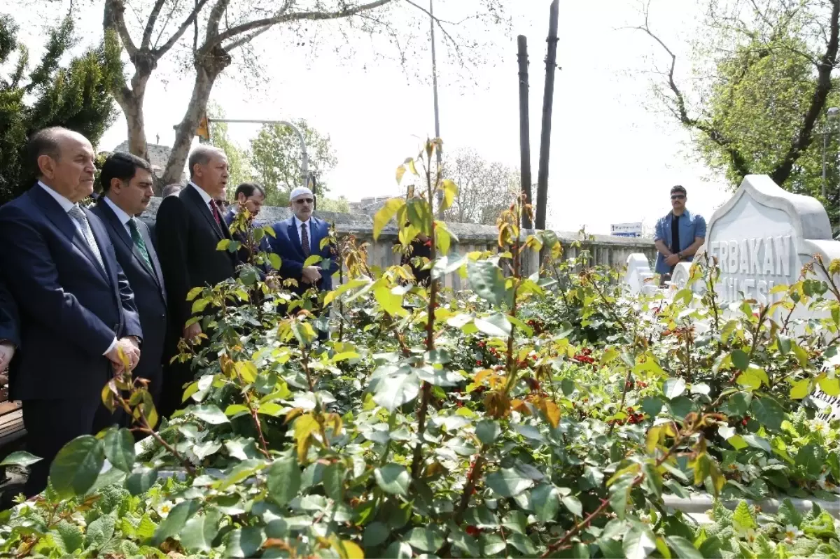 Cumhurbaşkanı Erdoğan, Necmettin Erbakan\'ın Kabrini Ziyaret Etti