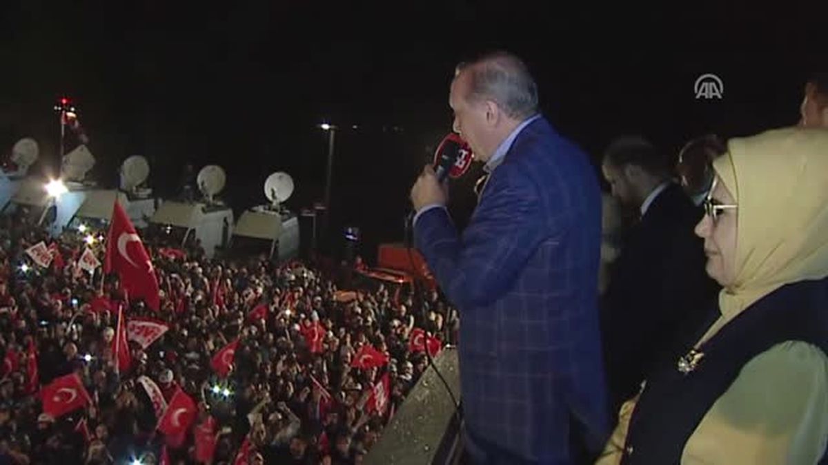 Cumhurbaşkanı Erdoğan, Tarabya\'da Toplananlara Hitap Etti