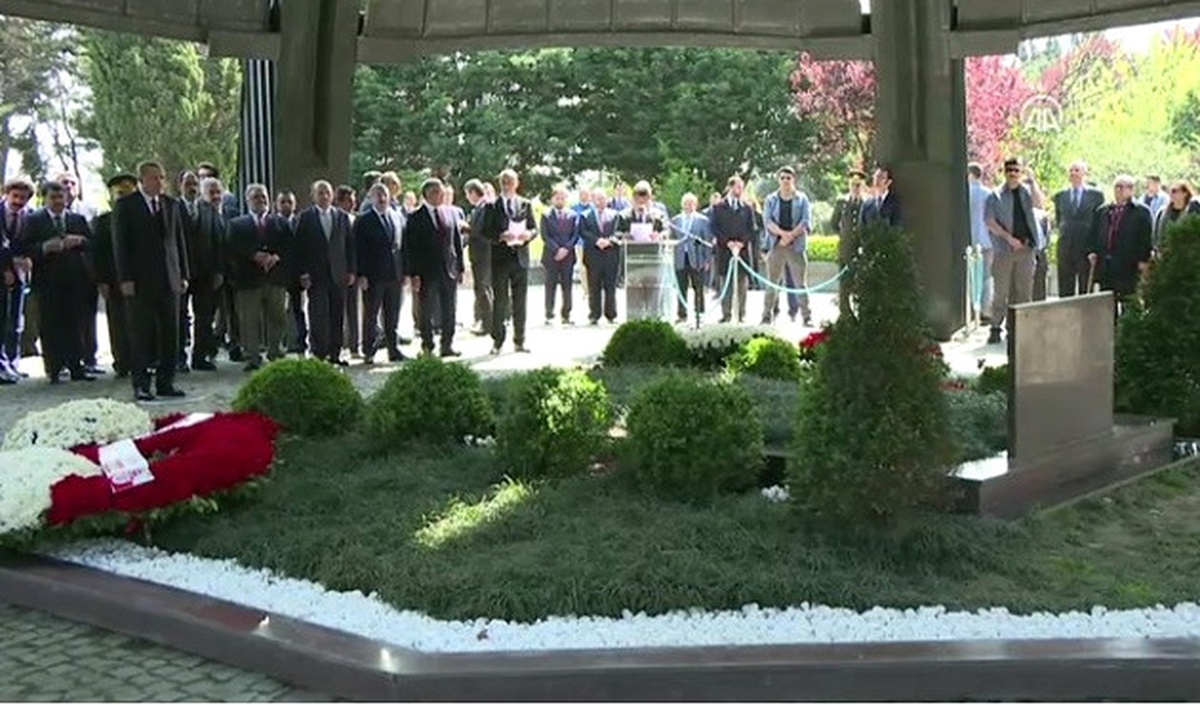 Dha İstanbul - Erdoğan, Özal\'ı Mezarını Ziyaret Ediyor (1)