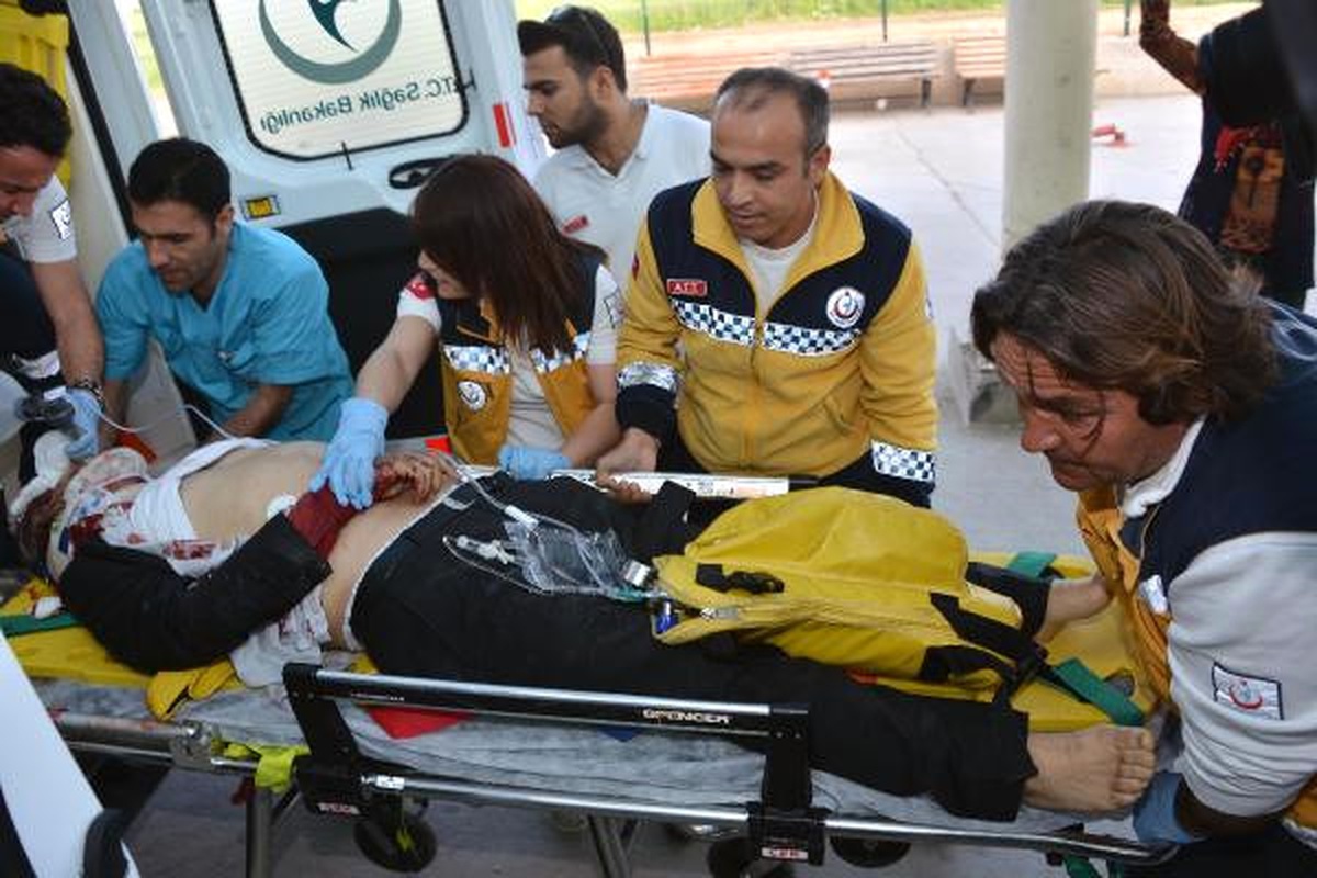 Dha Yurt - Otomobili Kalaşnikof ve Tabancayla Taradılar: 1 Ölü, 2 Yaralı