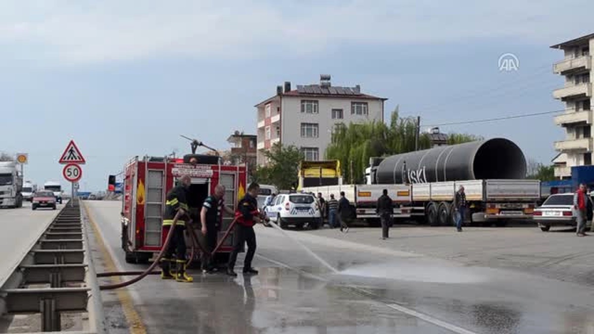 Düzce\'de Otomobil ile Tır Çarpıştı: 4 Yaralı