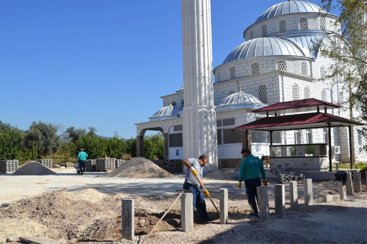 Erdemli\'de Cami ve Kuran Kursu Çevresinde Düzenleme