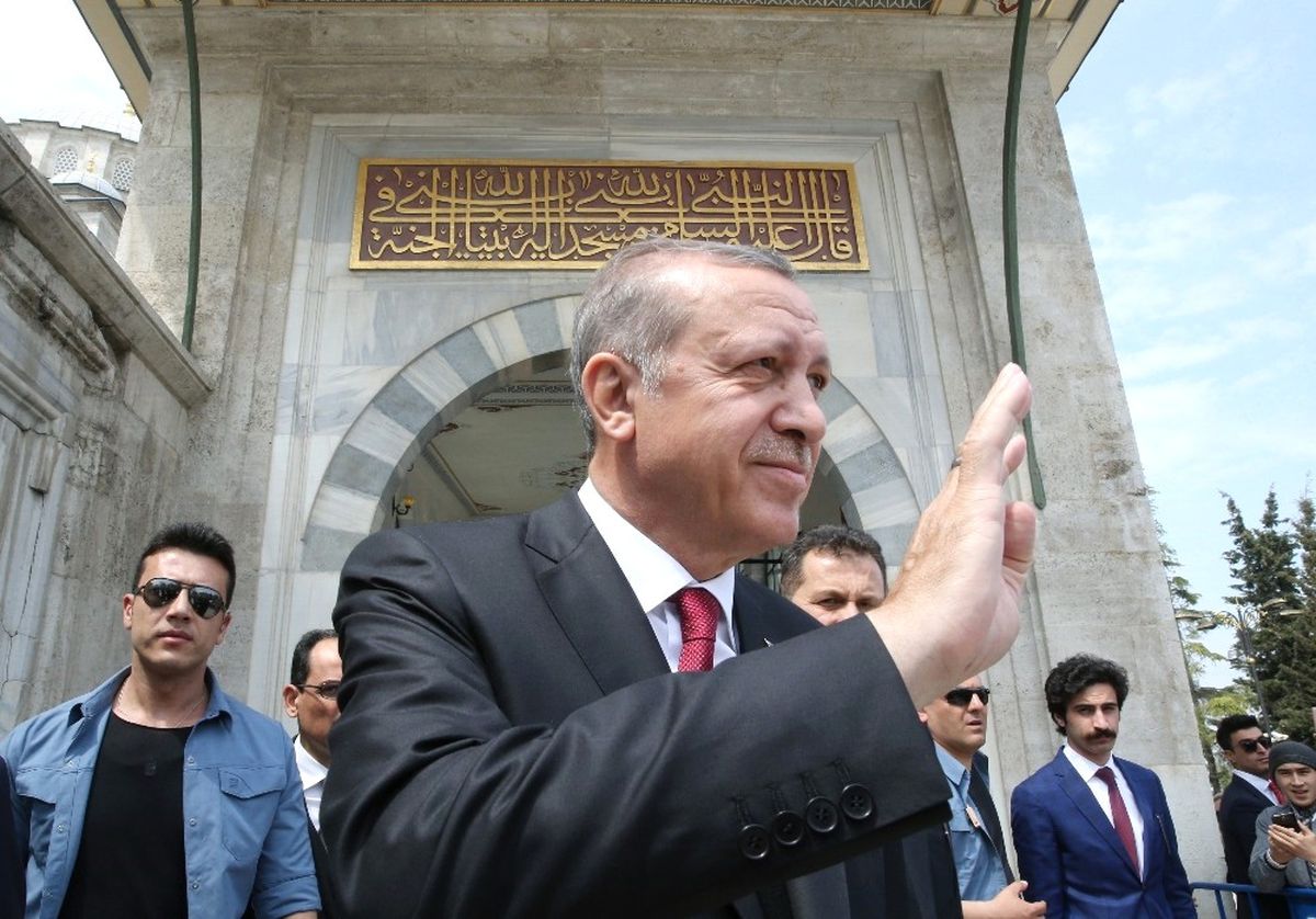 Erdoğan, Fatih Sultan Mehmet\'in Kabrinde Kur\'an-ı Kerim Okudu
