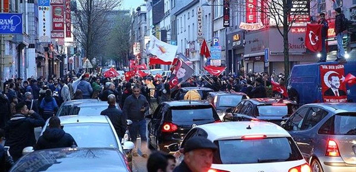 Fransa\'da Halk Oylaması Kutlaması