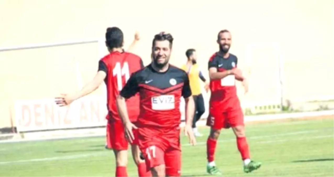 Futbolculara Kızan Yönetici Maça Girdi, Hat-Trick Yaptı