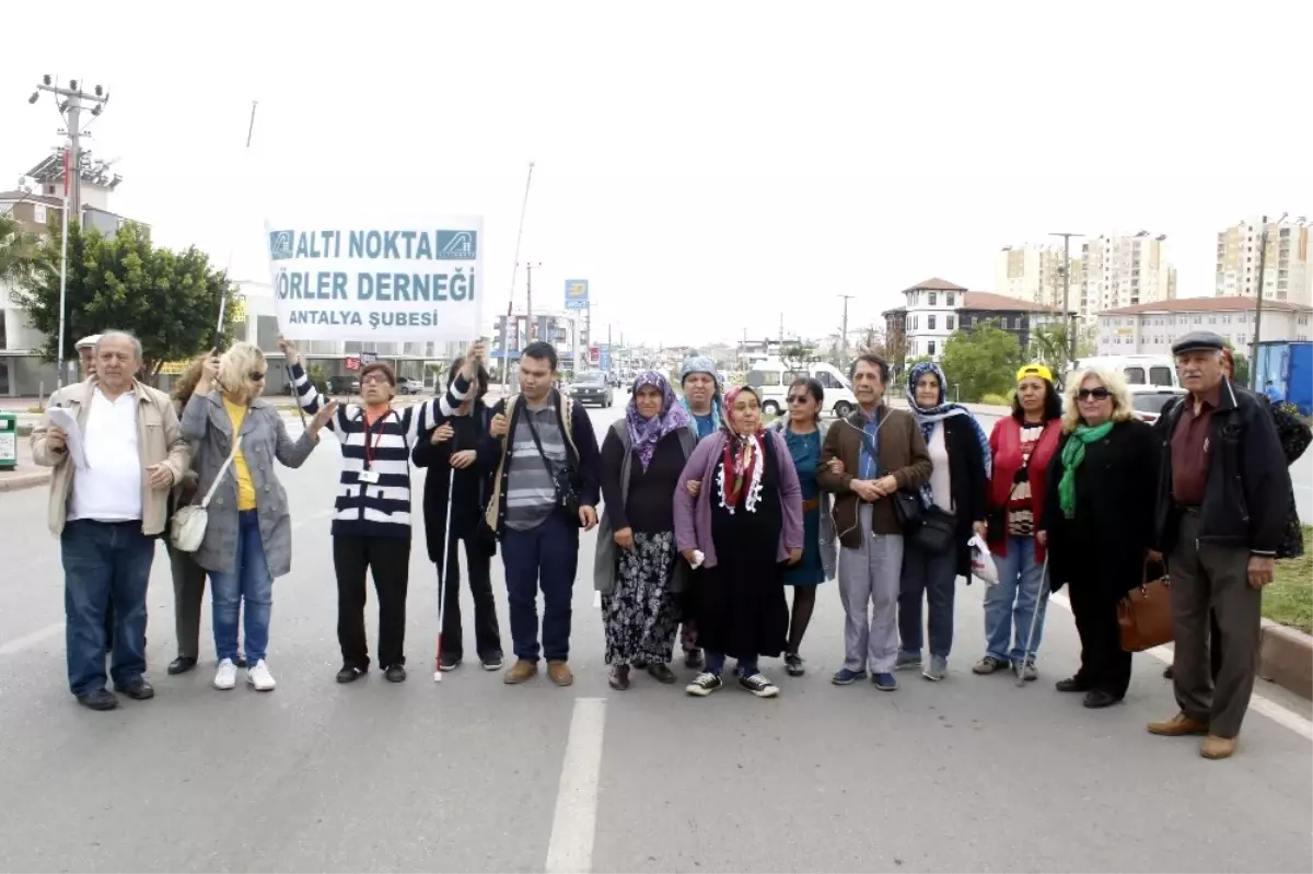 Görme Engelli Vatandaşlar, Arkadaşlarının Öldüğü Yolu Trafiğe Kapattı