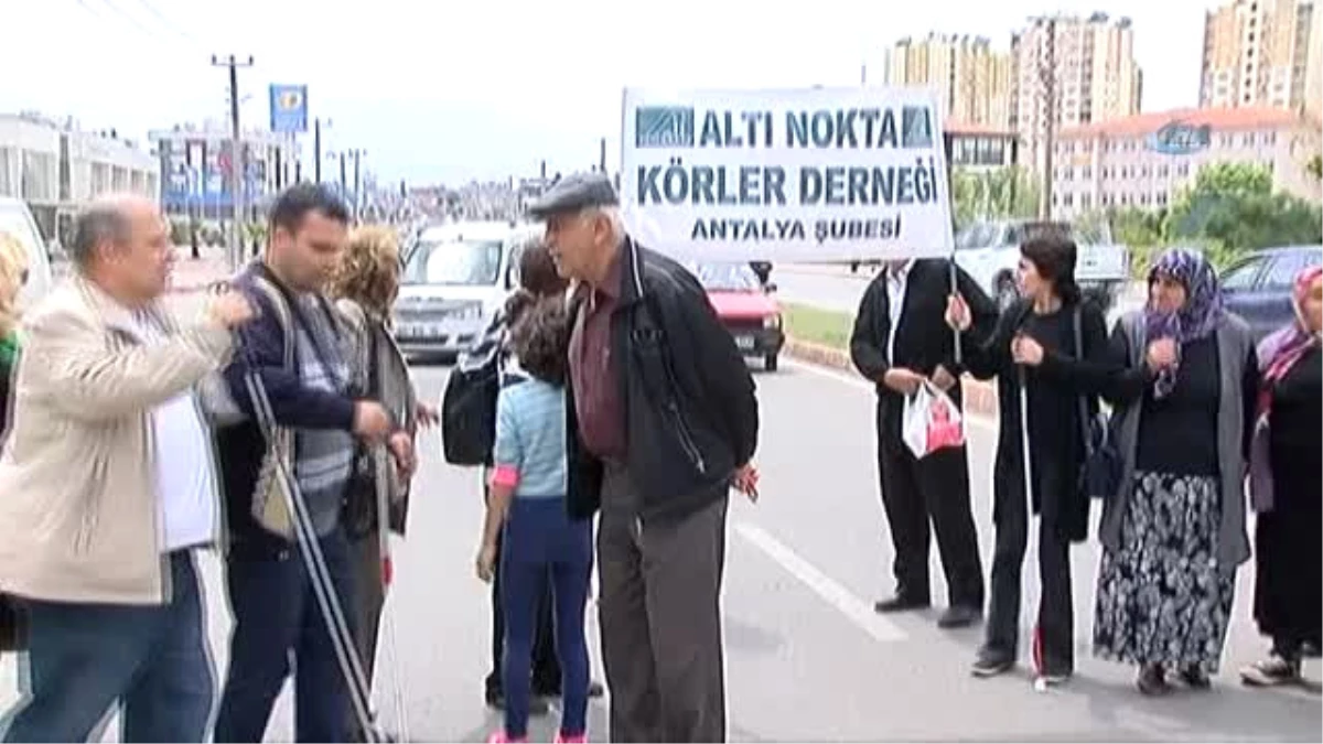 Görme Engelli Vatandaşlar, Ölen Arkadaşları İçin Yolu Trafiğe Kapattı