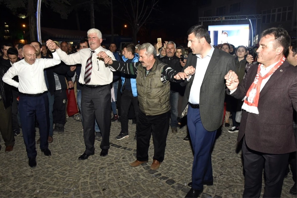 Gümüşhane\'de \'Başkan Erdoğan\' Sloganlarıyla Kutlama Yapıldı
