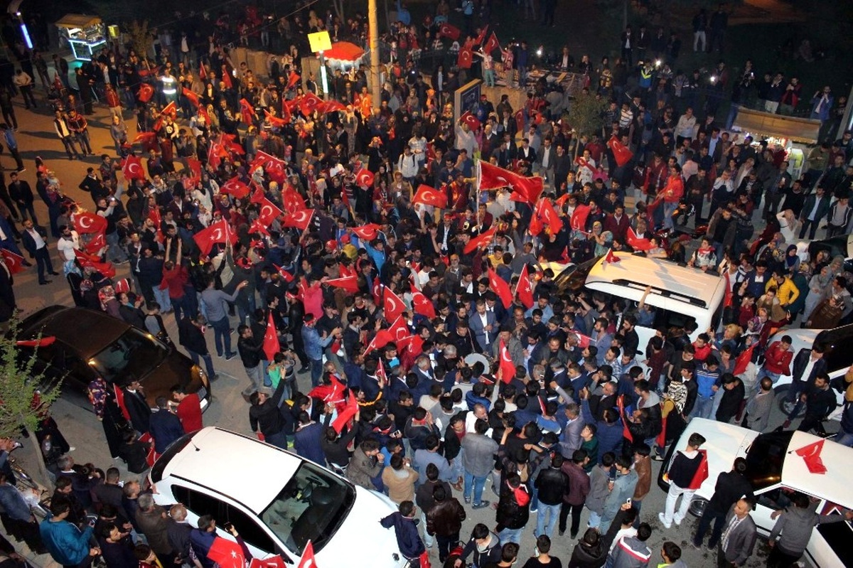 Halk Oylaması Sonuçları Kutlanıyor